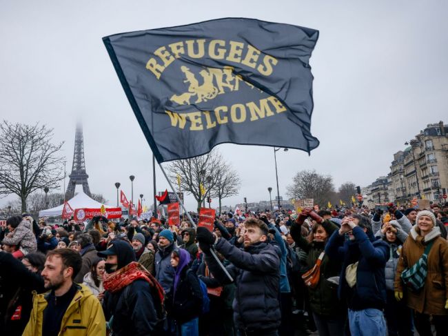 Proti novému migračnému zákonu protestovali desaťtisíce Francúzov