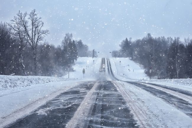 SHMÚ varuje pred vetrom, snehovými jazykmi a závejmi