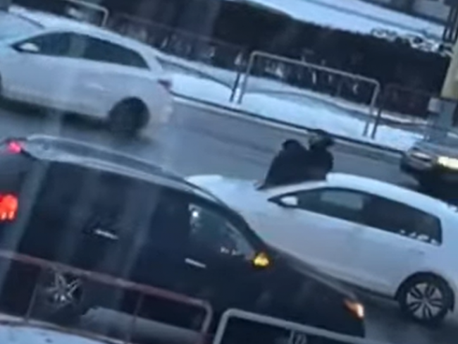 Video: Zrážka dvoch vozidiel mala zvláštnu dohru. Vodiči sa pobili uprostred križovatky