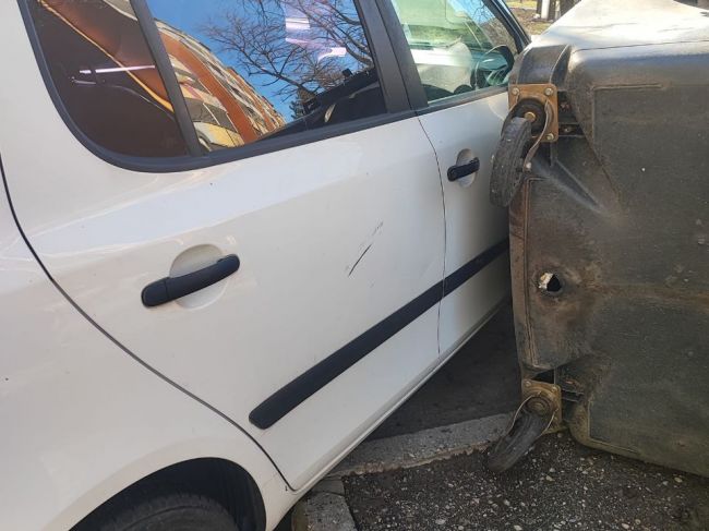 V dôsledku silného vetra došlo k poškodeniu viacerých áut