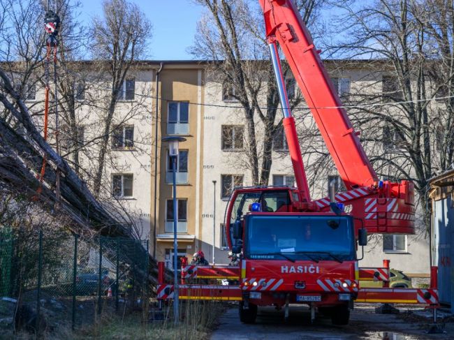 Silný vietor spôsobil výpadky elektrickej energie, v Bratislave vyhlásili mimoriadny stav