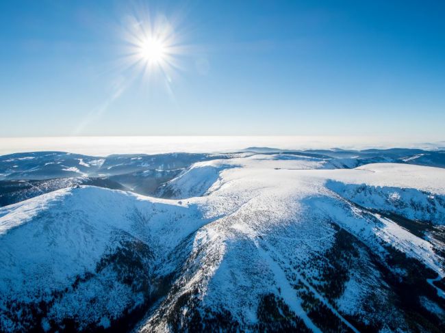 V Krkonošiach zahynuli dvaja turisti, na mieste zasahoval aj vrtuľník 