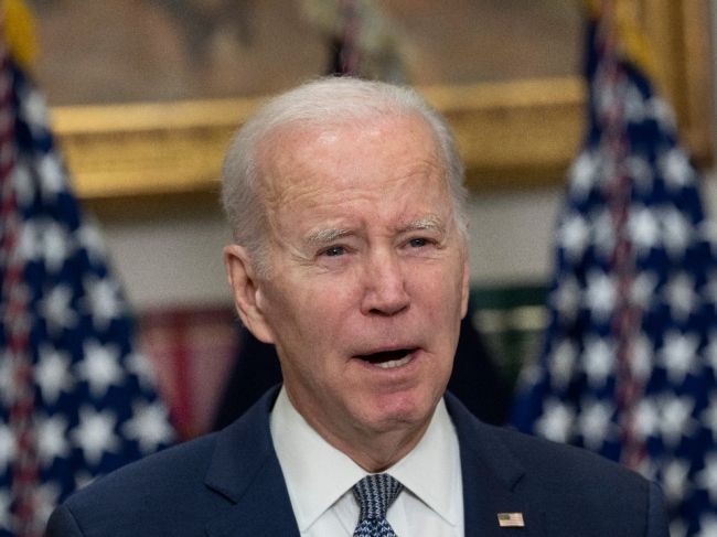 Forbes: Biden chce dodať zbrane Ukrajine cez Grécko