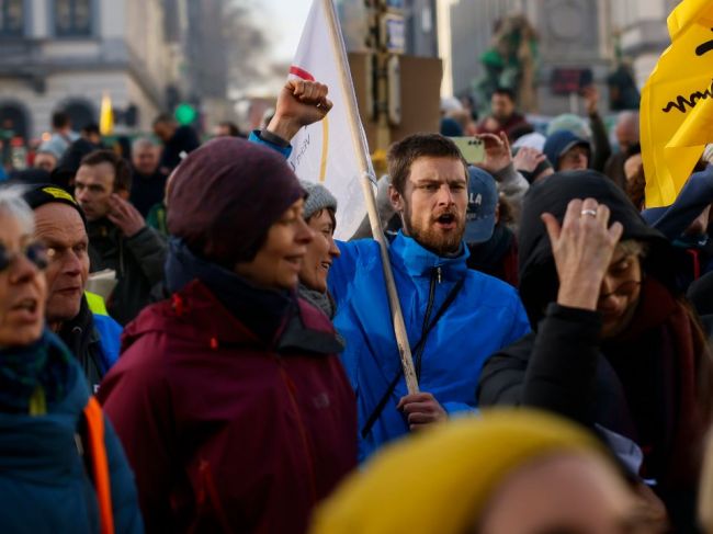 Protivládne protesty Slovákov v Bruseli podporili aj niektorí europoslanci