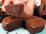 Video: Nadýchaný čokoládový koláč len z dvoch prísad