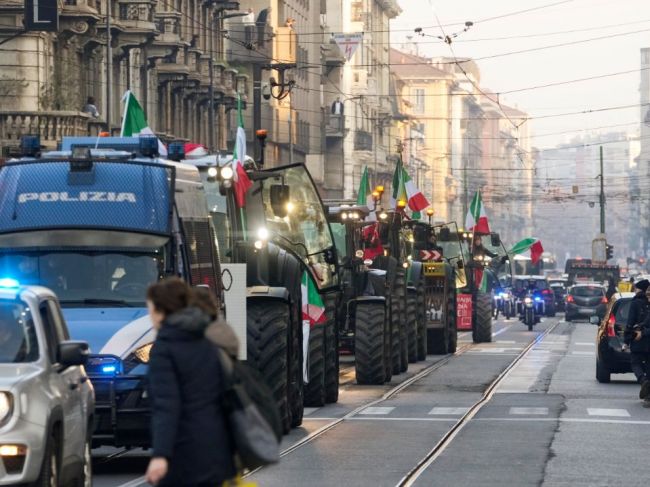 Kolóna traktorov nespokojných farmárov sa vydala k Rímu, štrajk bol aj v Ženeve