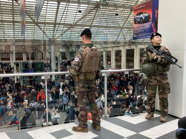 Muža podozrivého z útoku na stanici Gare de Lyon v Paríži opäť vzali do väzby