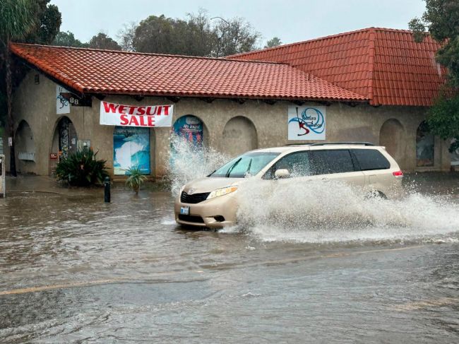 Úrady v Kalifornii vyhlásili pre extrémne počasie stav núdze