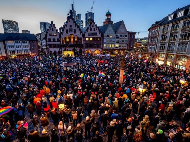 Proti krajnej pravici vo Frankfurte protestovalo asi 20.000 ľudí