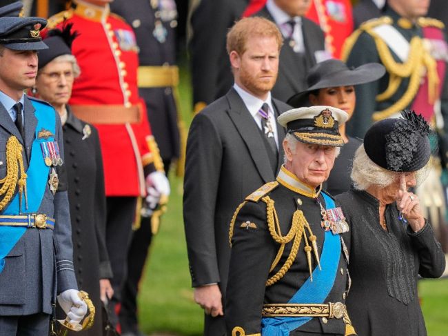 Princ Harry priletí za otcom, je nádej na zmierenie v britskej kráľovskej rodine