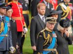 Princ Harry priletí za otcom, je nádej na zmierenie v britskej kráľovskej rodine
