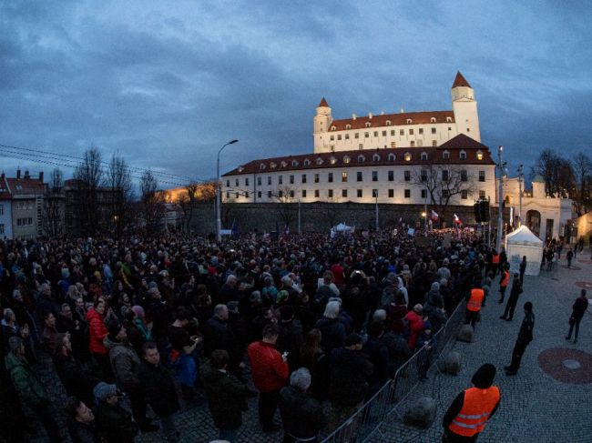 Doprava v okolí Národnej rady SR je pre protest dočasne obmedzená