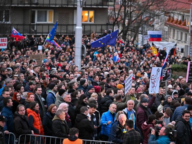 Tisíce ľudí prišli protestovať proti krokom vlády pred budovu parlamentu