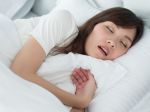 Prečo je nebezpečné spávať s otvorenými ústami, aj keď nechrápete?