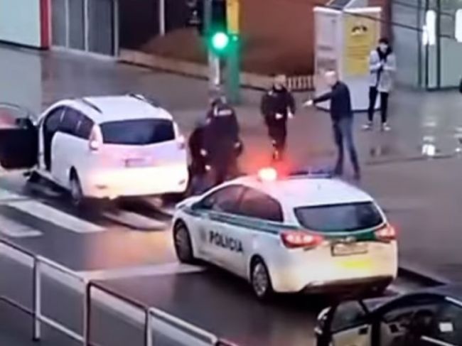 Zákrok policajtov v Žiline preveruje kontrola, krajský riaditeľ polície sa stretne s vodičom