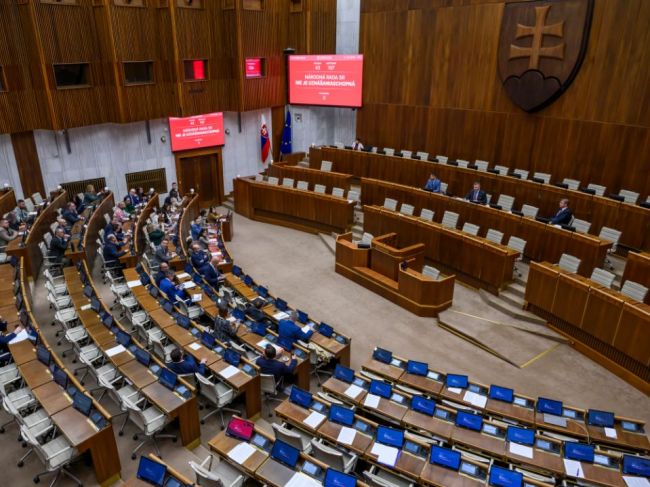 Poslanci nebudú odvolávať Šimkovičovú, návrh sa presunie na ďalšiu schôdzu