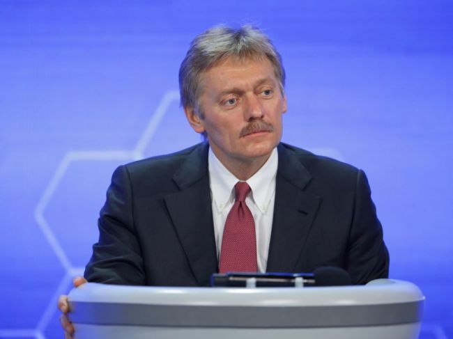 Peskov: Varovania pred ruskou propagandou sú formou trestu pre "nepohodlné" médiá