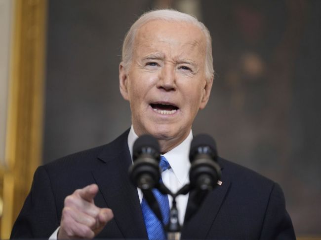 Biden označil Trumpove výroky o NATO za hlúpe a nebezpečné