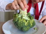 Nechutné zistenie: Toto sa stane, keď pobúchate brokolicou o tanier