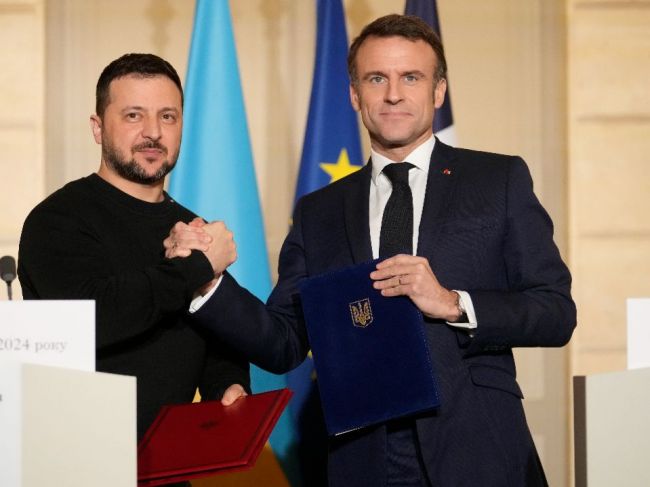 Zelenskyj a Macron v Paríži podpísali bilaterálnu bezpečnostnú dohodu