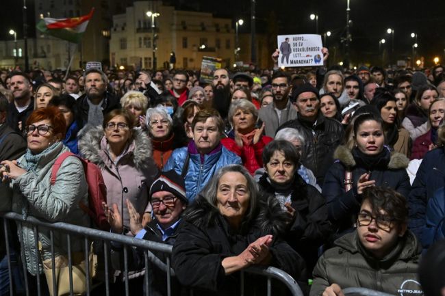 V Budapešti bola demonštrácia, okolie sídla Fideszu strážili policajti