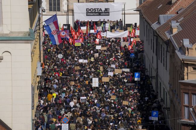 Tisíce ľudí protestovali v Záhrebe proti korupcii