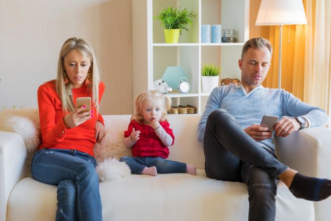 Smartfóny spôsobujú problémy aj u rodičov. Takto škodia svojim deťom