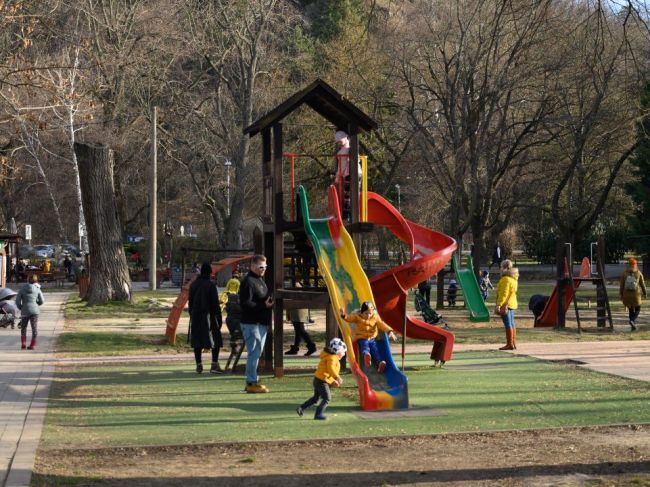 Jarné prázdniny ako prví absolvujú žiaci na strednom Slovensku