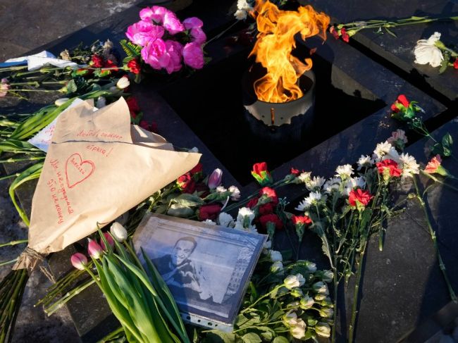 Pietne zhromaždenia na počesť Navaľného boli v Rusku opäť pod dohľadom polície
