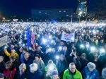 Tisíce ľudí po celom Slovensku si pripomenuli výročie vraždy Jána Kuciaka
