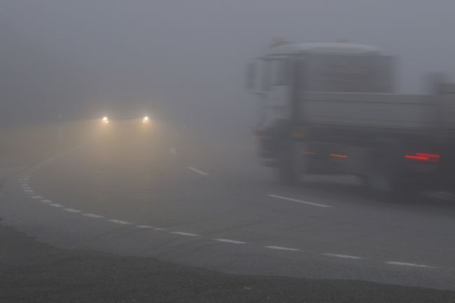 Cestári upozorňujú na dážď a hmlu, v týchto lokalitách je obmedzená dohľadnosť