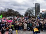 Desaťtisíce ľudí demonštrovali v Hamburgu proti krajnej pravici