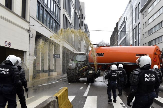 Protestujúci farmári sa pri sídle inštitúcií EÚ dostali do potýčok s políciou