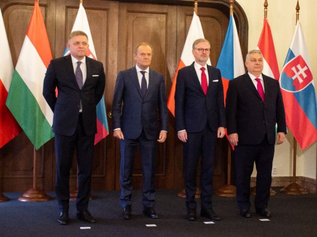 Začal sa summit premiérov V4, Fiala v Prahe privítal Fica, Orbána aj Tuska