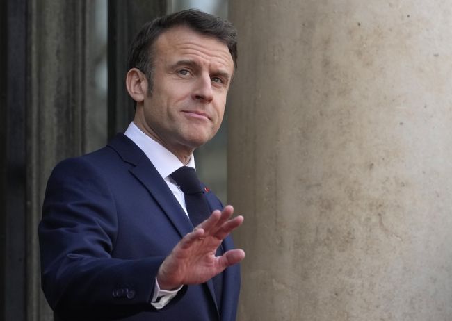 Podoľak: Macron vyslal dobrý signál, keď nevylúčil vyslanie vojakov na Ukrajinu