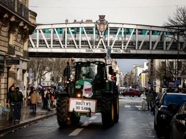 Francúzski poľnohospodári zablokovali v Paríži cesty vedúce k Víťaznému oblúku