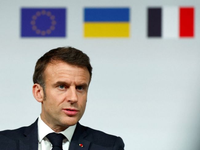 Macron: Francúzsko neplánuje vyslať svojich vojakov na Ukrajinu