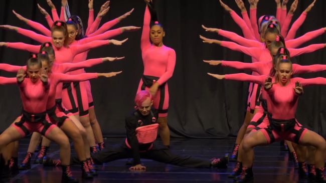 Video: Tanečníčky predviedli šou, z ktorej sa vám zatočí hlava