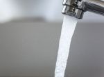 Cena vody porastie, vláda zavádza novú daň, varuje SaS