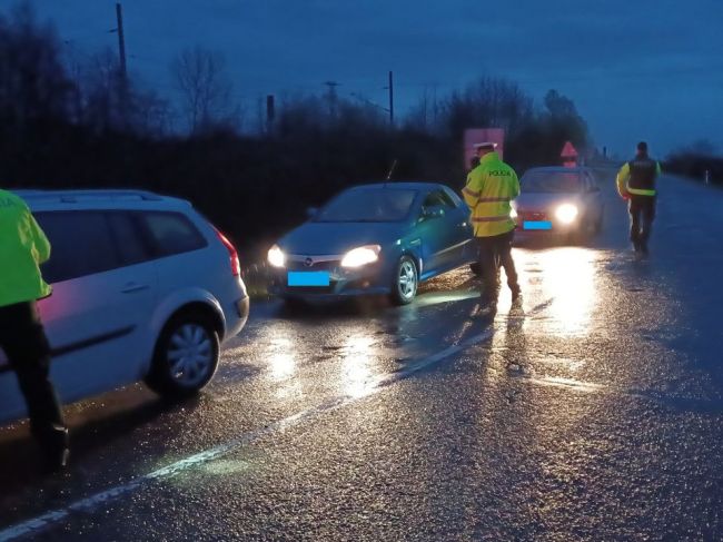 Polícia uzatvorila dve mestá, skontrolovali takmer 2000 ľudí