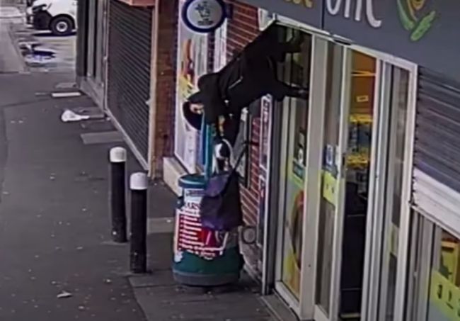 Video: Seniorka čakala pred obchodom, keď sa náhle ocitla vo vzduchu