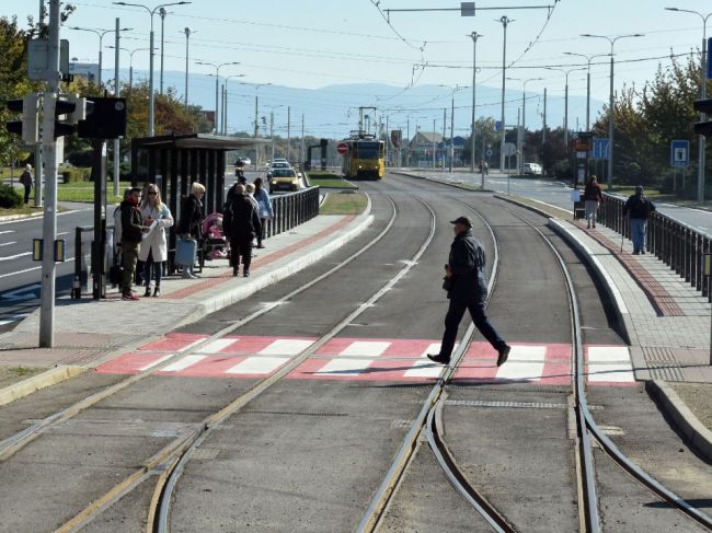 Auto vrazilo do autobusovej zastávky, čakali na nej ľudia