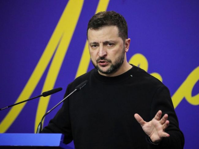 Zelenskyj odmieta pápežovu výzvu vztýčiť bielu vlajku a vyjednávať