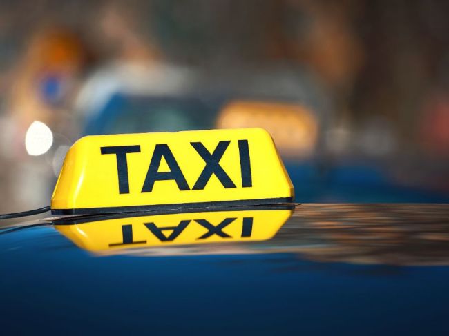 Taxikár zabránil podvodu, pri ktorom by seniorka prišla o desaťtisíce 