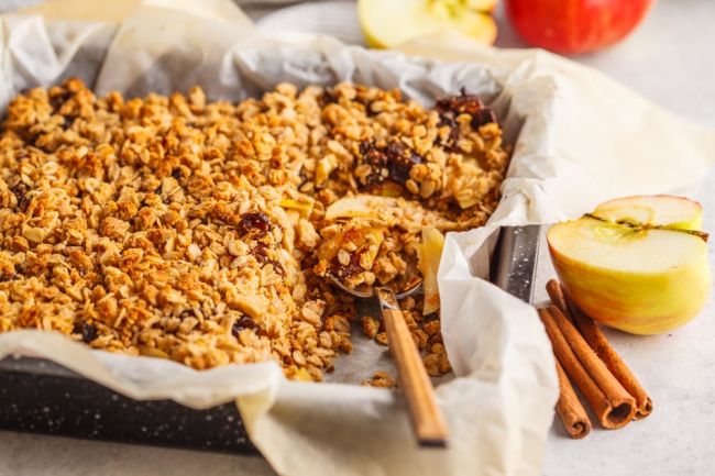 Tento recept na jablkový koláč je chutný aj zdravý. Crumble je tak dobrý, že na pekáči dlho nevydrží