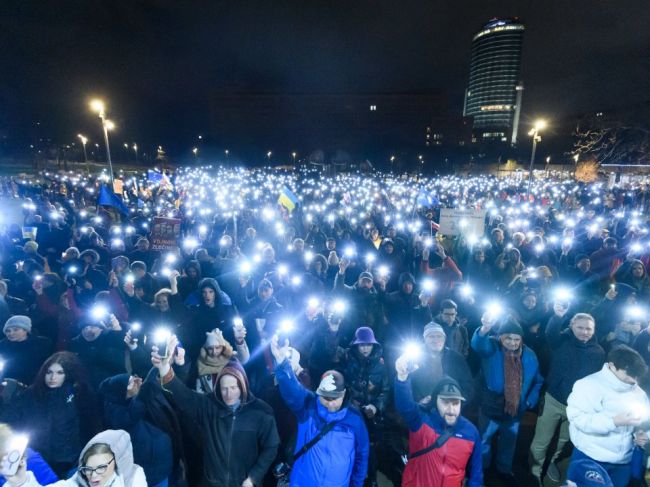 Tisícky ľudí sa zúčastnili na proteste proti krokom vlády v zahraničnej politike