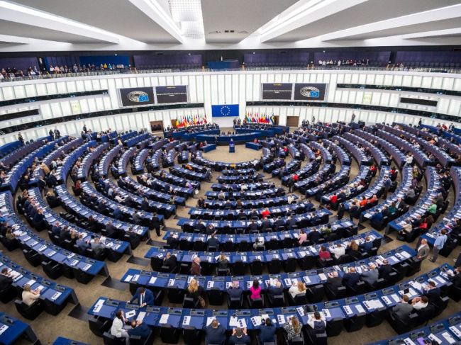 Európsky parlament schválil prísnejšie pravidlá pre umelú inteligenciu