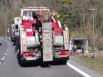 Vážna nehoda kamióna: Policajti musia cestu úplne uzavrieť