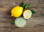 Ako odšťaviť citrón bez krájania? Postačí pár sekúnd