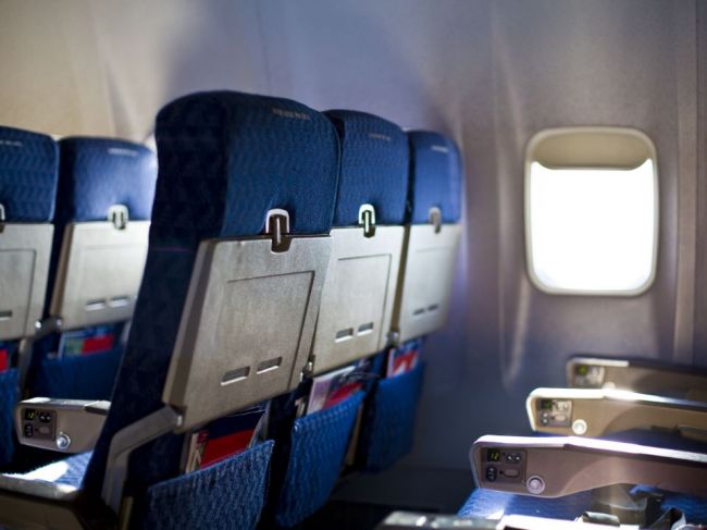 Tejto časti sedadla v lietadle sa nikdy nedotýkajte, varuje letuška